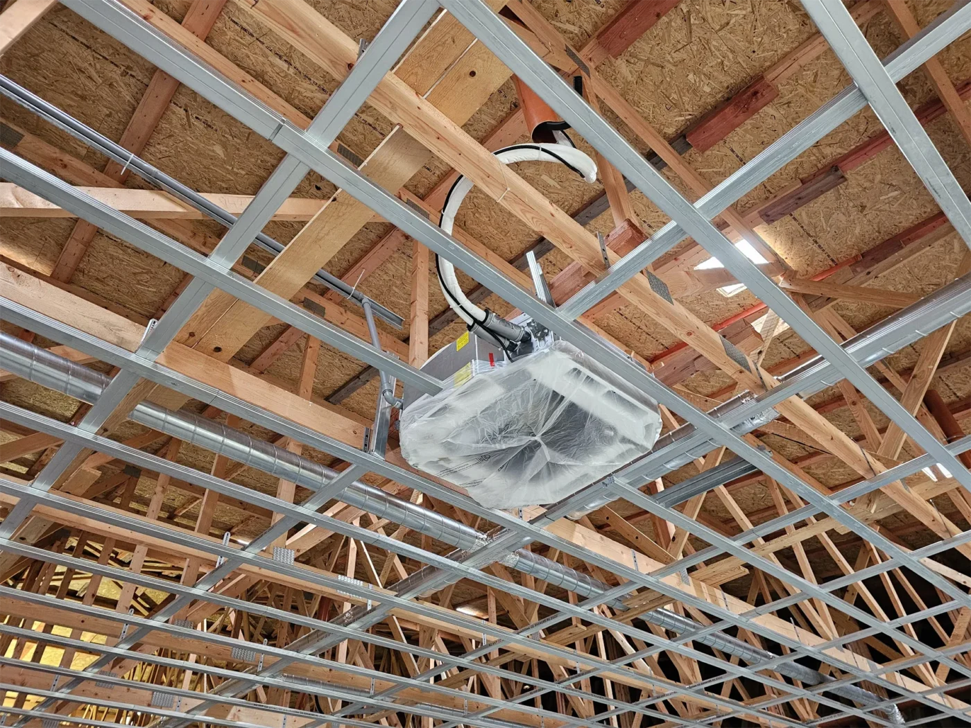 Stropní kazetová klimatizace do kanceláří - Telnice